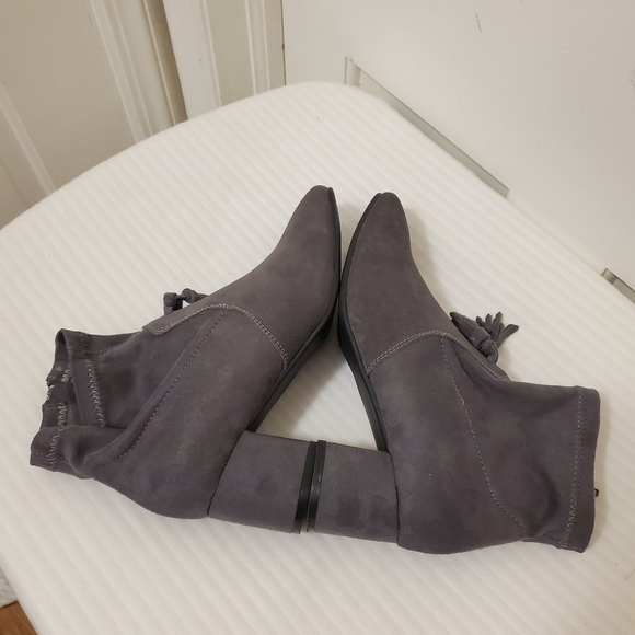 Sporto Gray "Samantha" Suede Side Zip Booties Size 9W, comfy, stylish - Picture 5 of 9